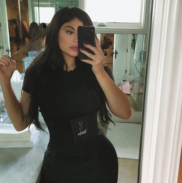 Kylie Jenner bị chỉ trích vì mặc đai siết bụng ngay sau khi sinh con
