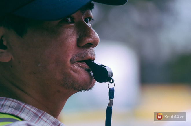 Người thợ bơm vá bao đồng ở Sài Gòn: Nghe tin ùn tắc trên đài FM rồi đạp xe đến điều tiết giao thông