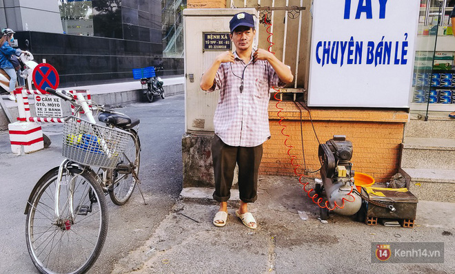 Người thợ bơm vá bao đồng ở Sài Gòn: Nghe tin ùn tắc trên đài FM rồi đạp xe đến điều tiết giao thông