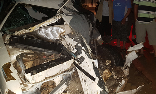 Ôtô 4 chỗ bị vò nát khi đấu đầu xe đầu kéo