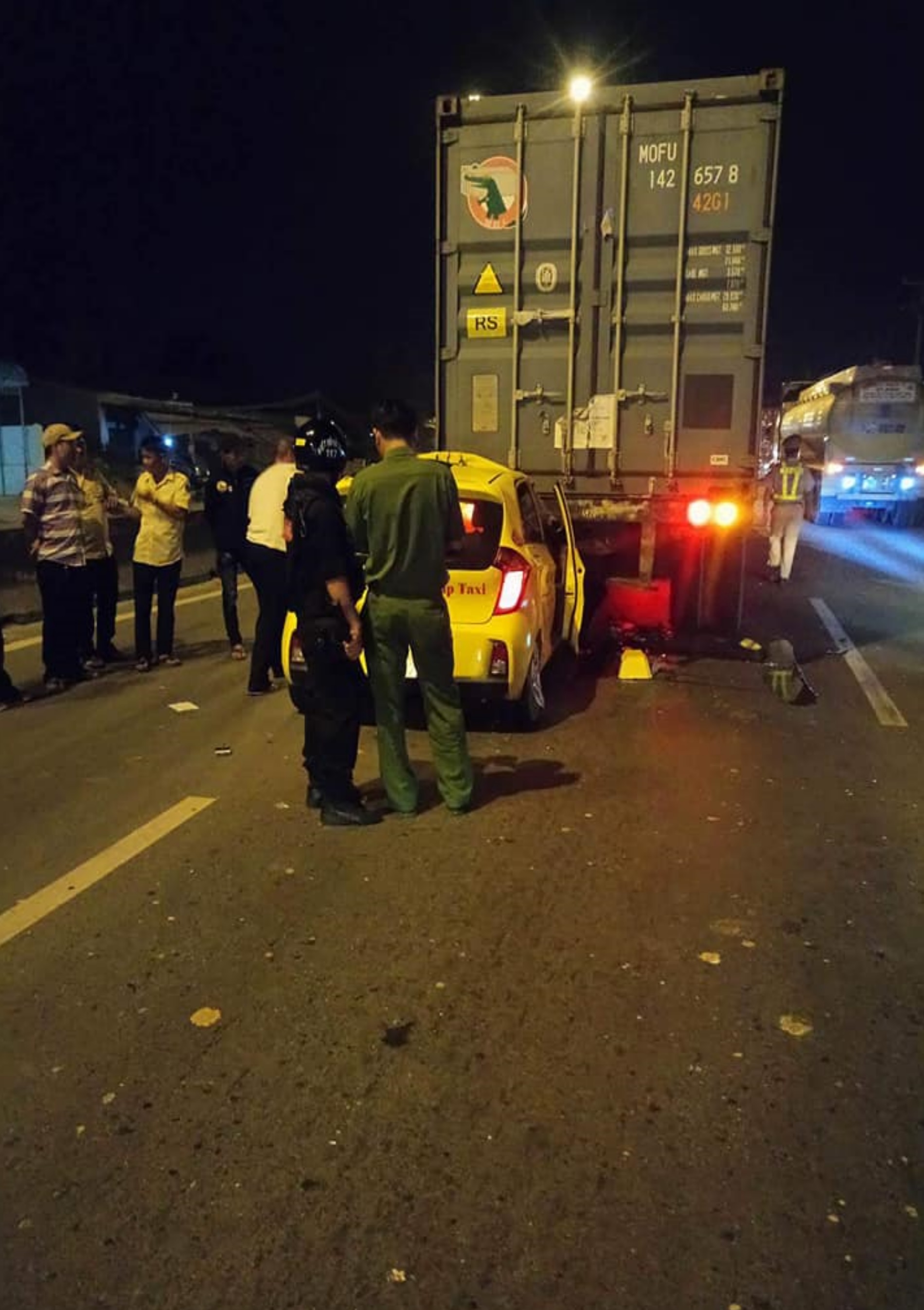 Taxi tông đuôi container dừng giữa đường, tài xế tử vong