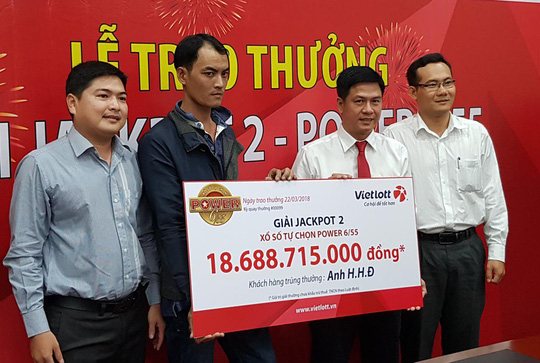 Nam công nhân không đeo mặt nạ khi nhận giải Vietlott