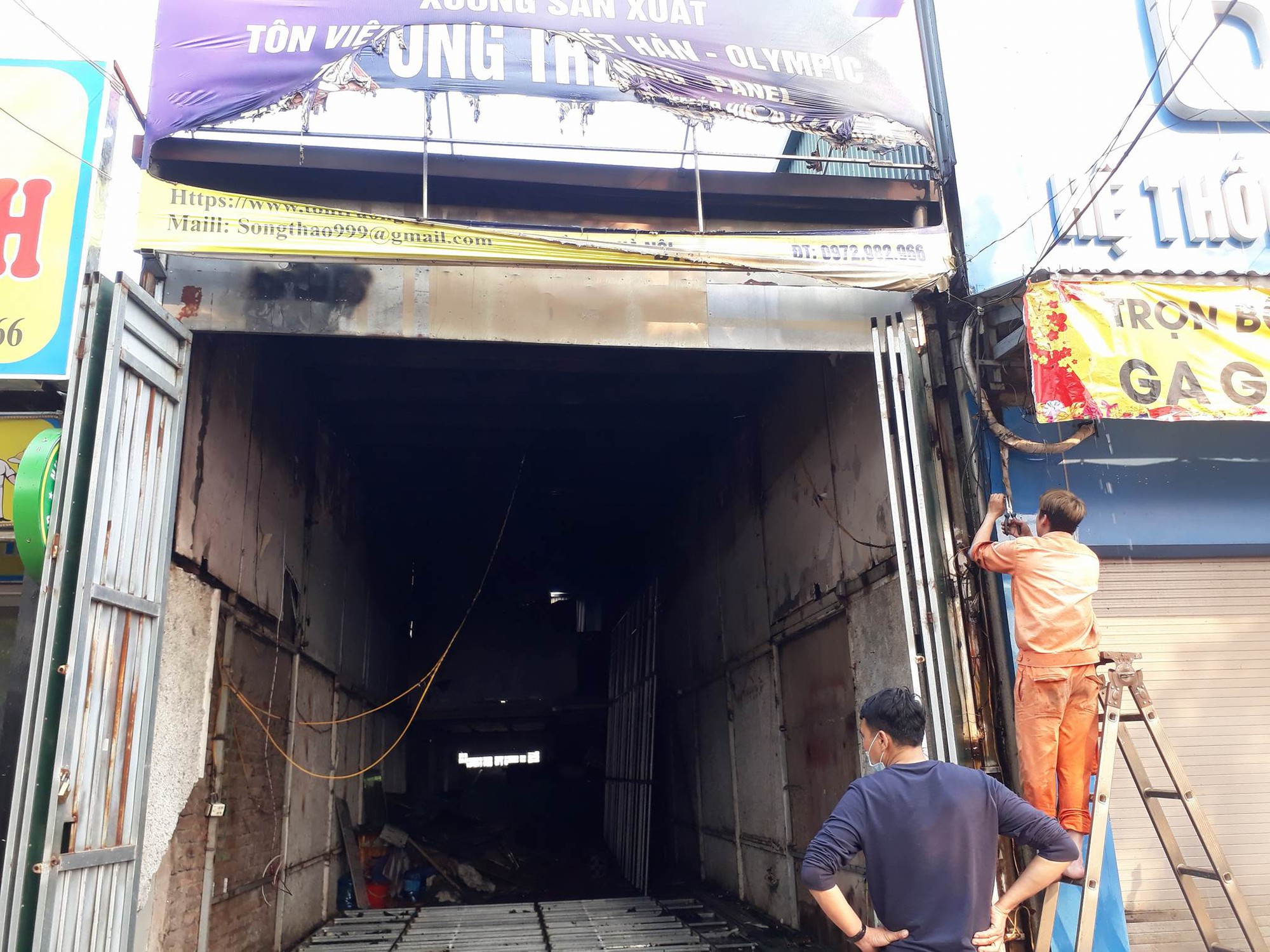 Hà Nội: Cháy lớn do chập điện, cả khu phố náo loạn phá cửa cuốn cứu người mắc kẹt