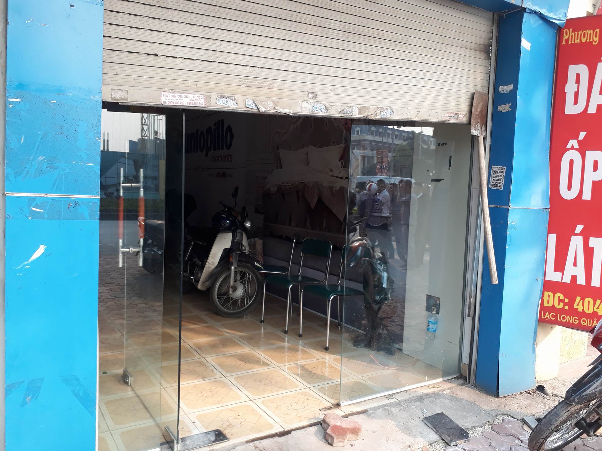 Hà Nội: Cháy lớn do chập điện, cả khu phố náo loạn phá cửa cuốn cứu người mắc kẹt