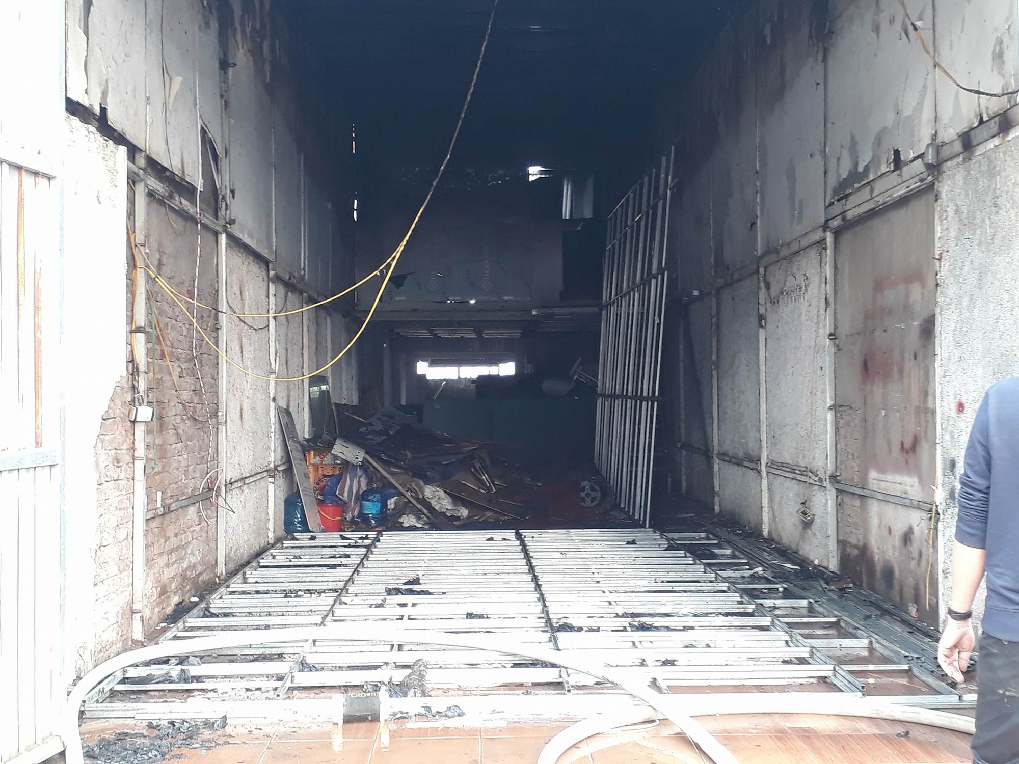 Hà Nội: Cháy lớn do chập điện, cả khu phố náo loạn phá cửa cuốn cứu người mắc kẹt