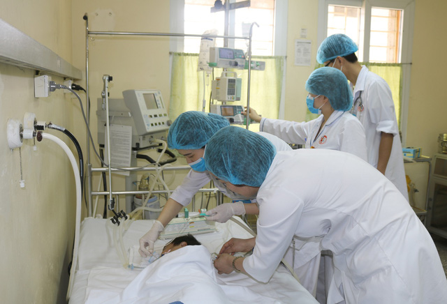 Đắp thuốc nam chữa bỏng, bé 3 tuổi hôn mê