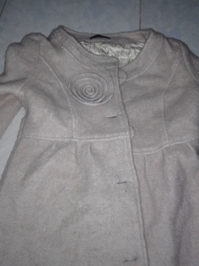 Đặt hàng qua mạng, còn cẩn thận xem cả livestream, cô gái cay đắng nhận về một cái áo mục nát không khác giẻ lau nhà