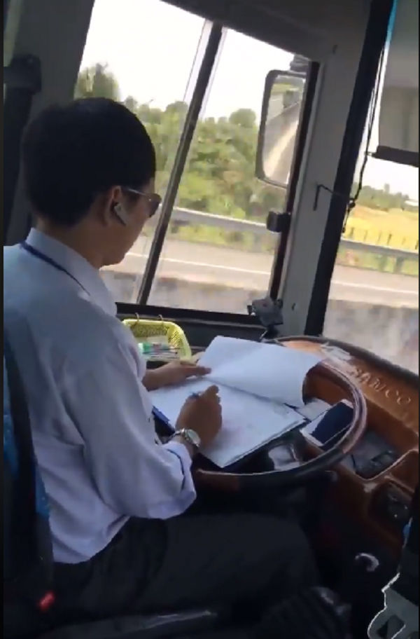 Clip tài xế vừa lái xe với tốc độ cao vừa ghi chép sổ sách khiến nhiều người bức xúc
