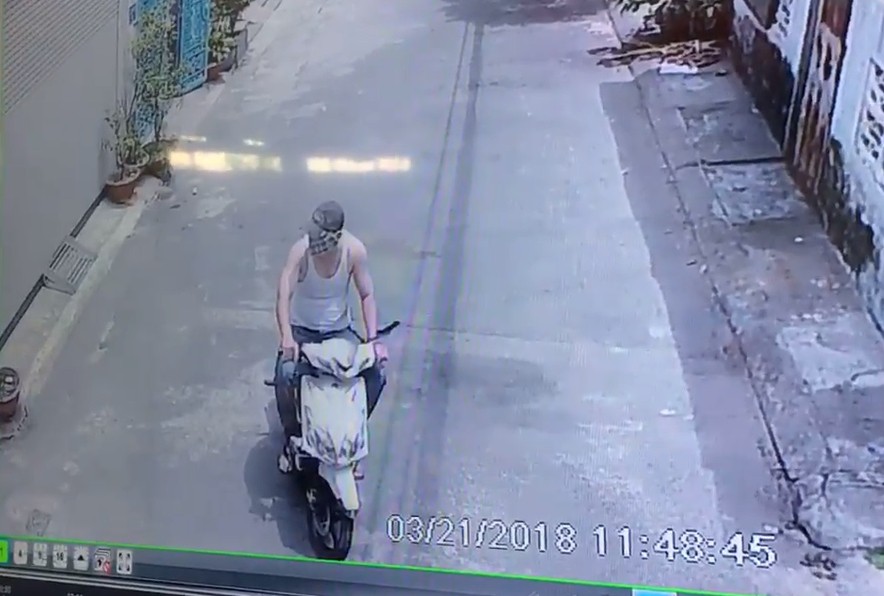 Camera an ninh ghi lại sự việc gia đình bị mất trộm 3 chiếc xe máy chỉ trong vòng 15 phút buổi trưa khiến nhiều người giật mình