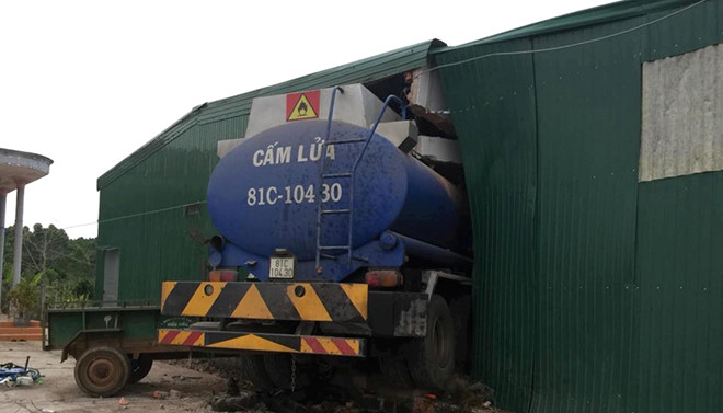 Xe bồn chở xăng dầu tông sập nhà dân