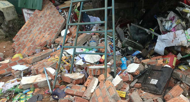 Xe bồn chở xăng dầu tông sập nhà dân