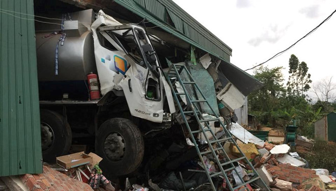 Xe bồn chở xăng dầu tông sập nhà dân