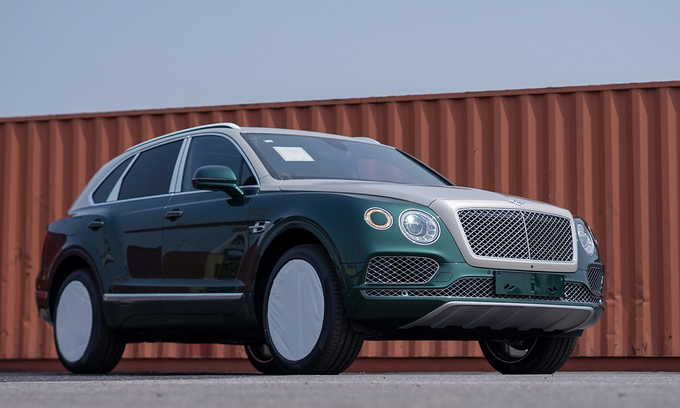 Xe siêu sang Bentley Bentayga màu lạ về Việt Nam