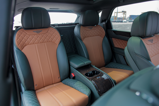 Xe siêu sang Bentley Bentayga màu lạ về Việt Nam