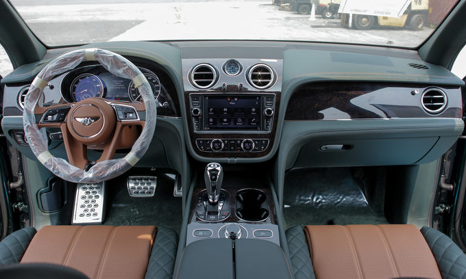 Xe siêu sang Bentley Bentayga màu lạ về Việt Nam