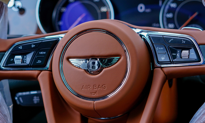 Xe siêu sang Bentley Bentayga màu lạ về Việt Nam