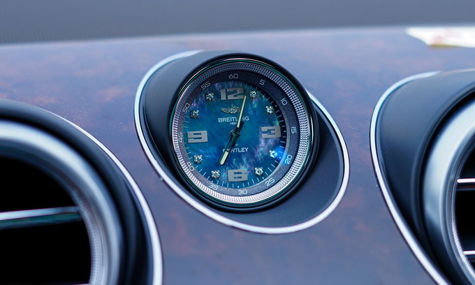 Xe siêu sang Bentley Bentayga màu lạ về Việt Nam