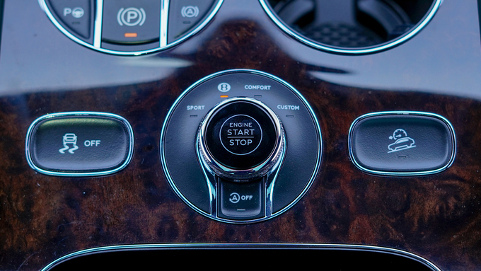 Xe siêu sang Bentley Bentayga màu lạ về Việt Nam