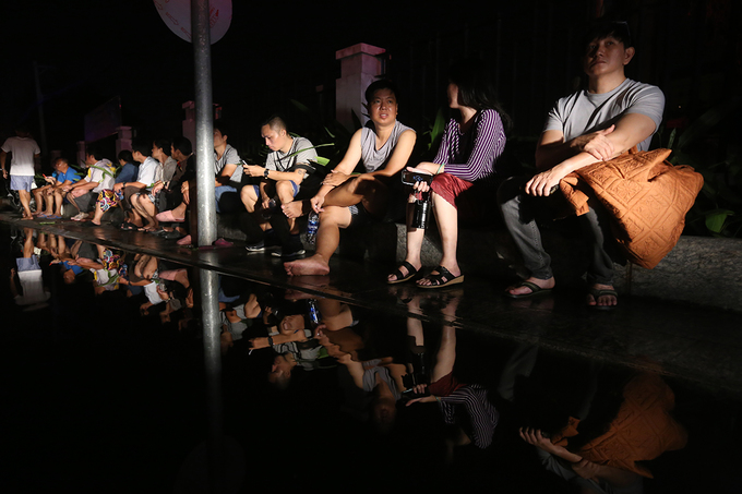 Hơn 2 giờ giải cứu hàng trăm người khỏi tòa nhà cháy ở Sài Gòn