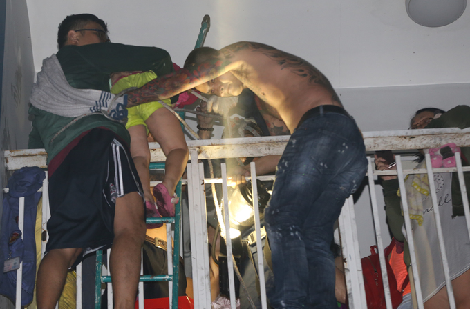 Hơn 2 giờ giải cứu hàng trăm người khỏi tòa nhà cháy ở Sài Gòn