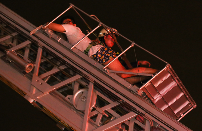 Hơn 2 giờ giải cứu hàng trăm người khỏi tòa nhà cháy ở Sài Gòn