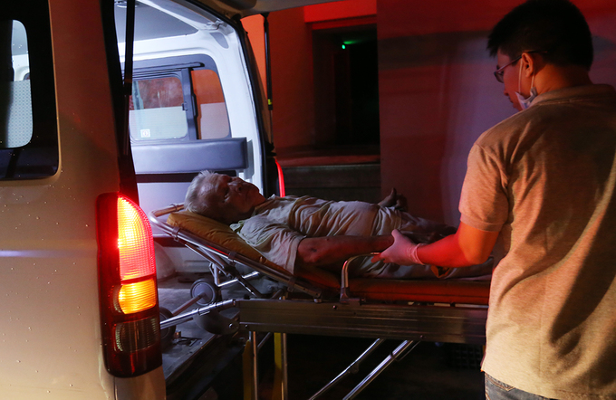 Hơn 2 giờ giải cứu hàng trăm người khỏi tòa nhà cháy ở Sài Gòn