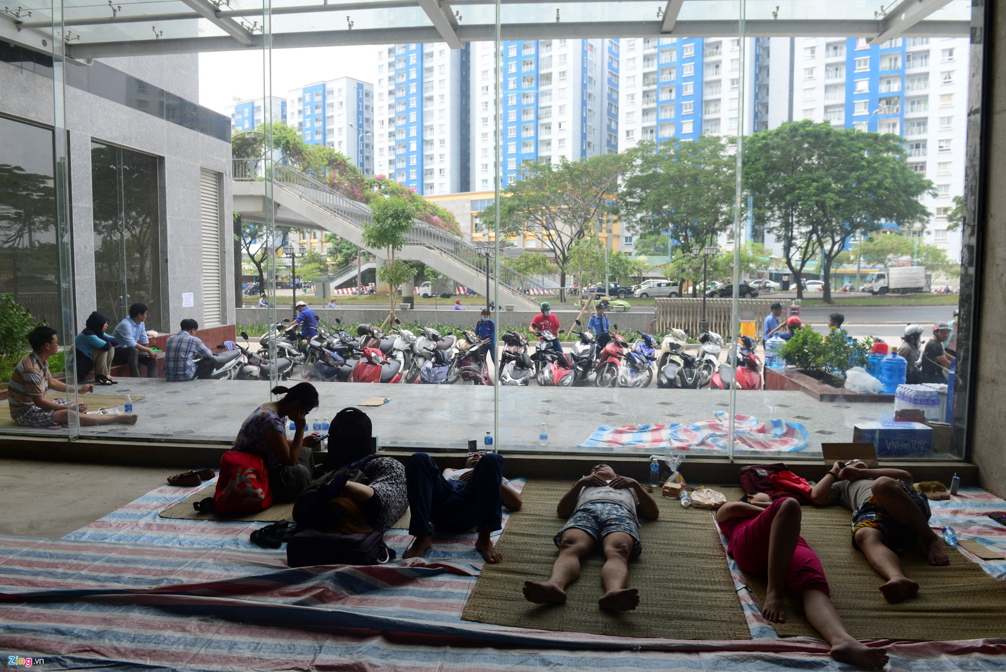 Cảnh màn trời chiếu đất của cư dân Carina Plaza sau vụ cháy