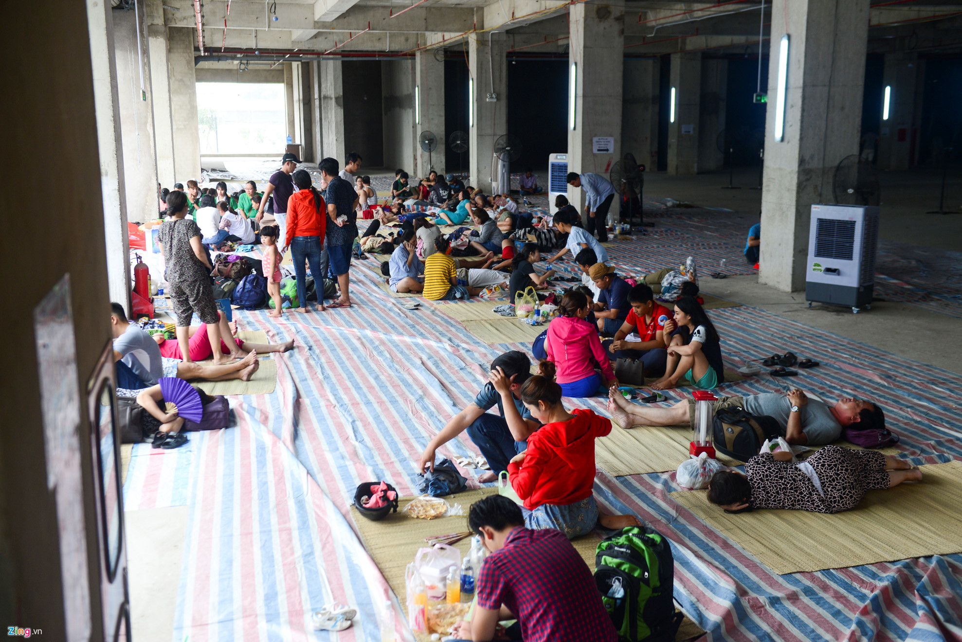 Cảnh màn trời chiếu đất của cư dân Carina Plaza sau vụ cháy