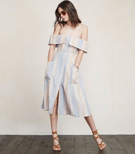 Cách mặc áo trễ vai khoe đường cong khéo léo