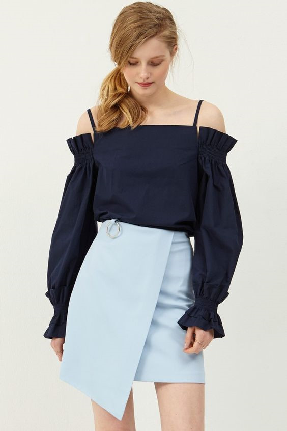 Cách mặc áo trễ vai khoe đường cong khéo léo