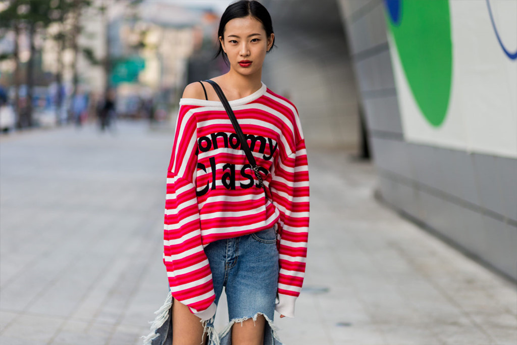 Cách mặc áo trễ vai khoe đường cong khéo léo