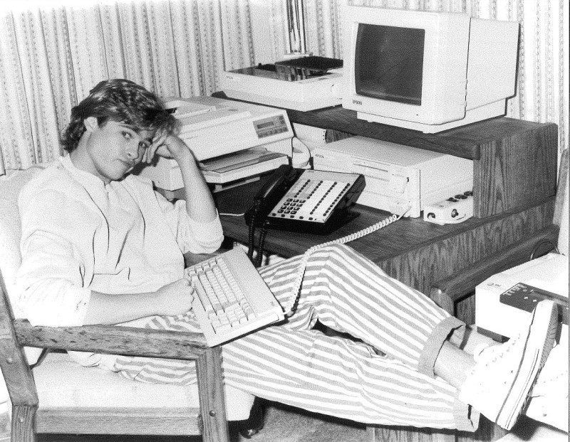 Vẻ điển trai của Brad Pitt thời trẻ trong bộ ảnh chưa từng công bố