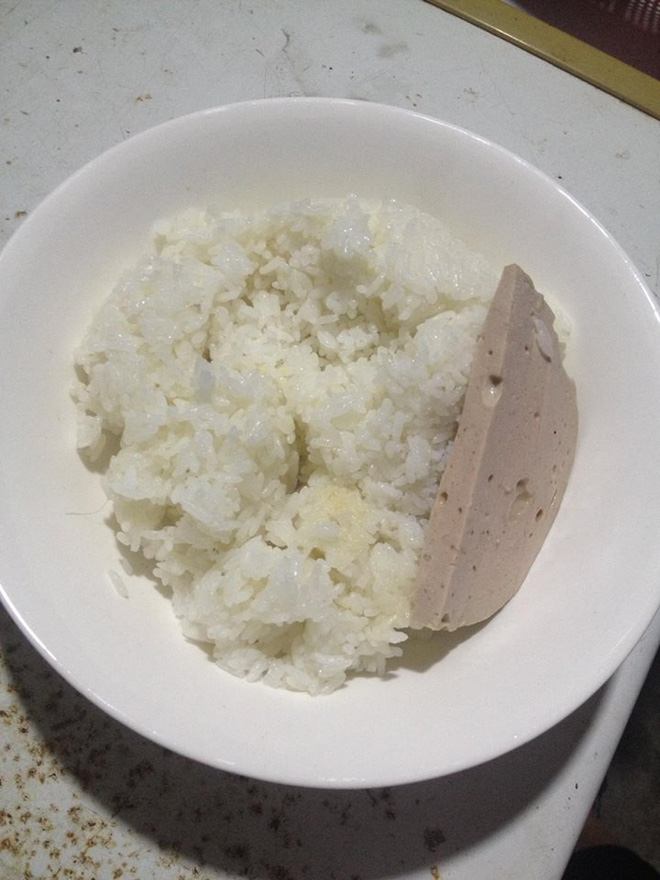 Than thở chồng đi ăn mà đem phần về đạm bạc, mẹ trẻ không ngờ bị mắng ngược