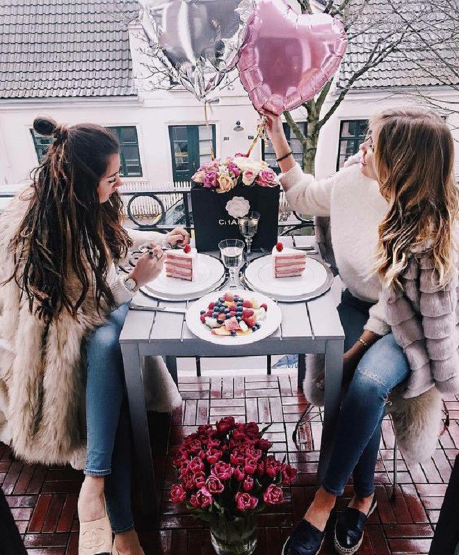 Nhìn lại Tháng năm rực rỡ: Bí kíp để không bao giờ đánh mất những tình bạn đẹp đẽ trong đời