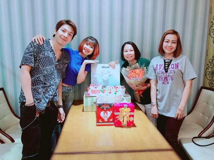 Mẹ chồng Khởi My trẻ trung đến mừng sinh nhật bà thông gia