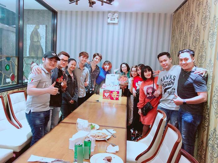 Mẹ chồng Khởi My trẻ trung đến mừng sinh nhật bà thông gia