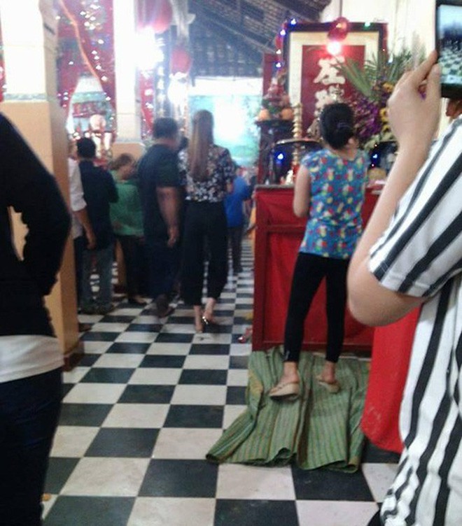 Những mỹ nhân showbiz Việt sau khi khuấy banh dư luận lại tìm về chốn nhà chùa thanh tịnh Những mỹ nhân showbiz Việt sau khi khuấy banh dư luận lại tìm về chốn nhà chùa thanh tịnh