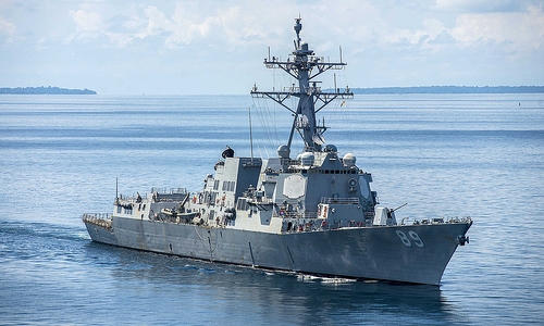 Tàu khu trục Mỹ tuần tra sát đá Vành Khăn