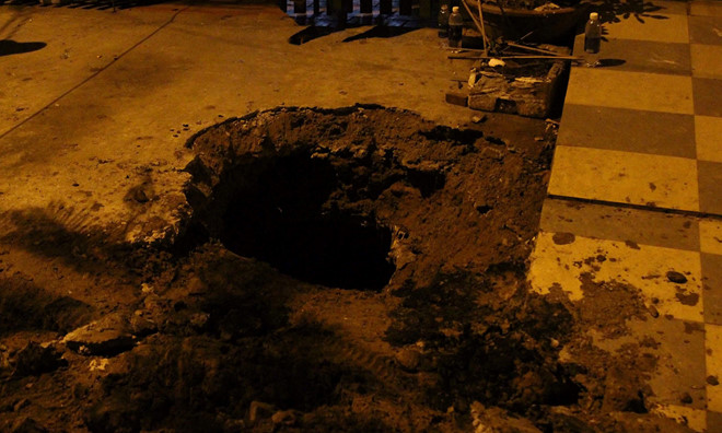 Thanh niên chui lỗ cống trốn công an nhiều giờ ở Sài Gòn