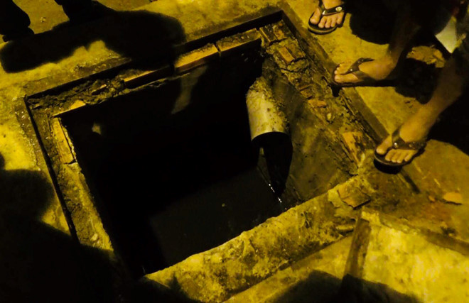 Thanh niên chui lỗ cống trốn công an nhiều giờ ở Sài Gòn