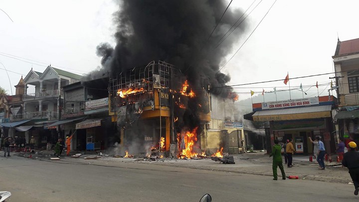 Cháy cửa hàng điện tử - điện lạnh, hàng trăm người dân hoảng loạn