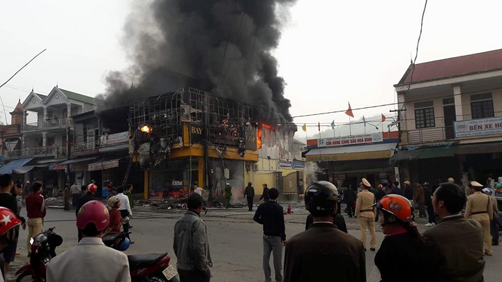 Cháy cửa hàng điện tử - điện lạnh, hàng trăm người dân hoảng loạn