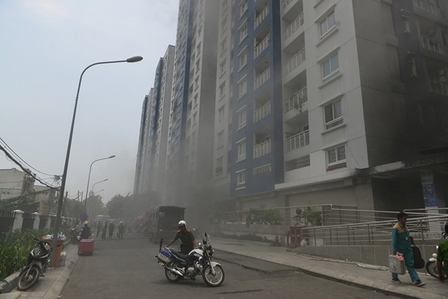 Chung cư Carina Plaza lại bốc cháy, người dân hoảng loạn bỏ chạy Chung cư Carina Plaza lại bốc cháy, người dân hoảng loạn bỏ chạy