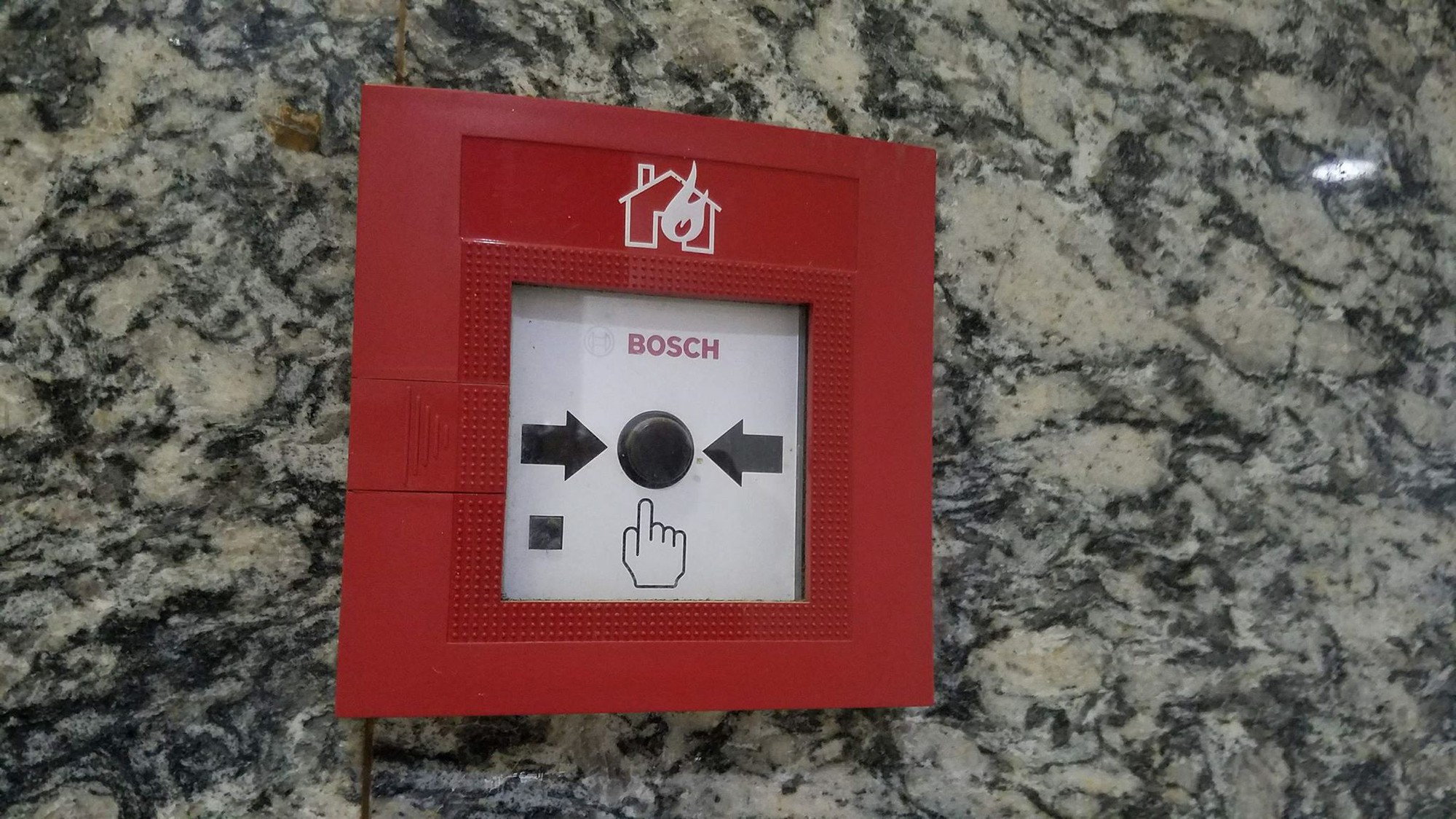 Khu vực cháy tầng hầm lượng khói rất nhiều và sức nóng rất lớn nhưng cán bộ chiến sĩ đã lăn xả vào cứu người