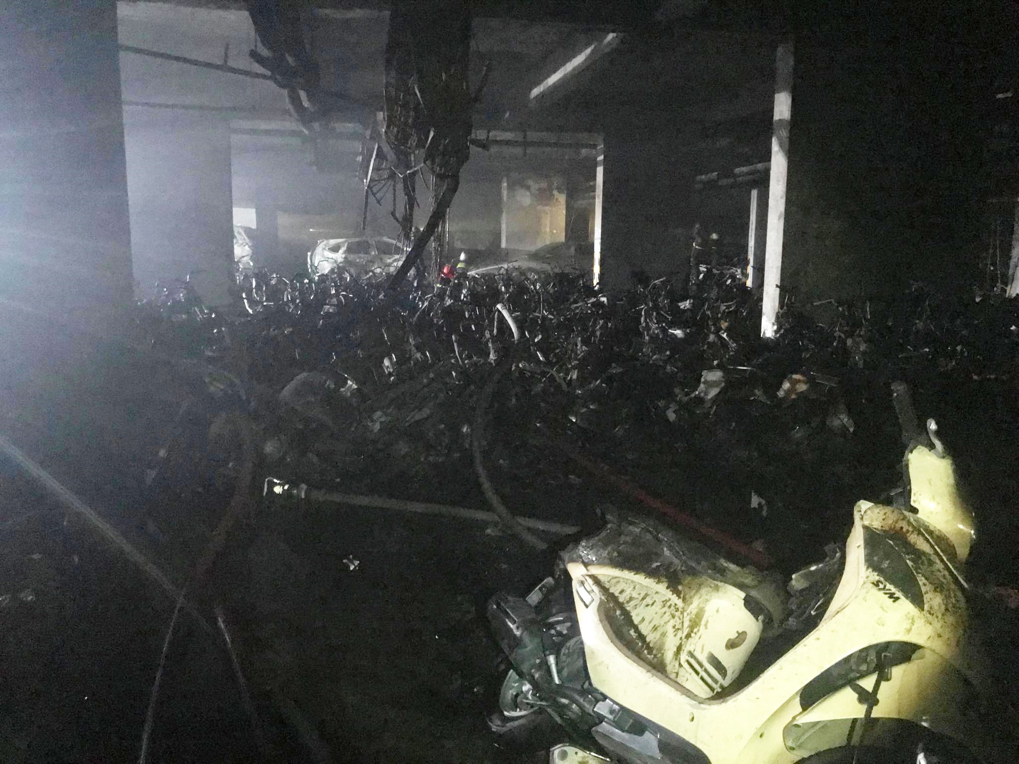 Khu vực cháy tầng hầm lượng khói rất nhiều và sức nóng rất lớn nhưng cán bộ chiến sĩ đã lăn xả vào cứu người