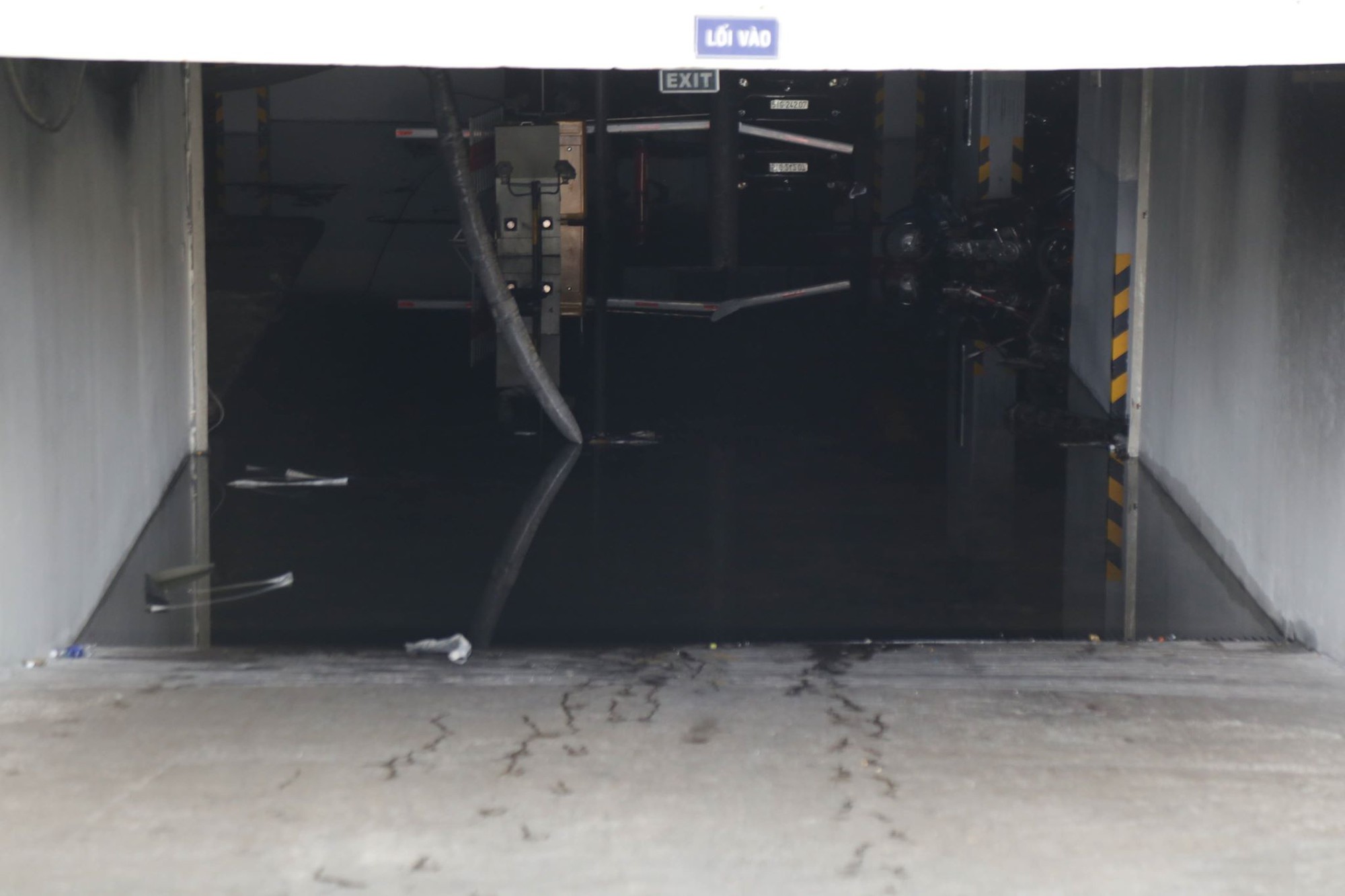 Ám ảnh những chiếc thang dây cháy đen, chăn và rèm cửa lủng lẳng tại hiện trường vụ cháy khiến 13 người thiệt mạng ở Sài Gòn