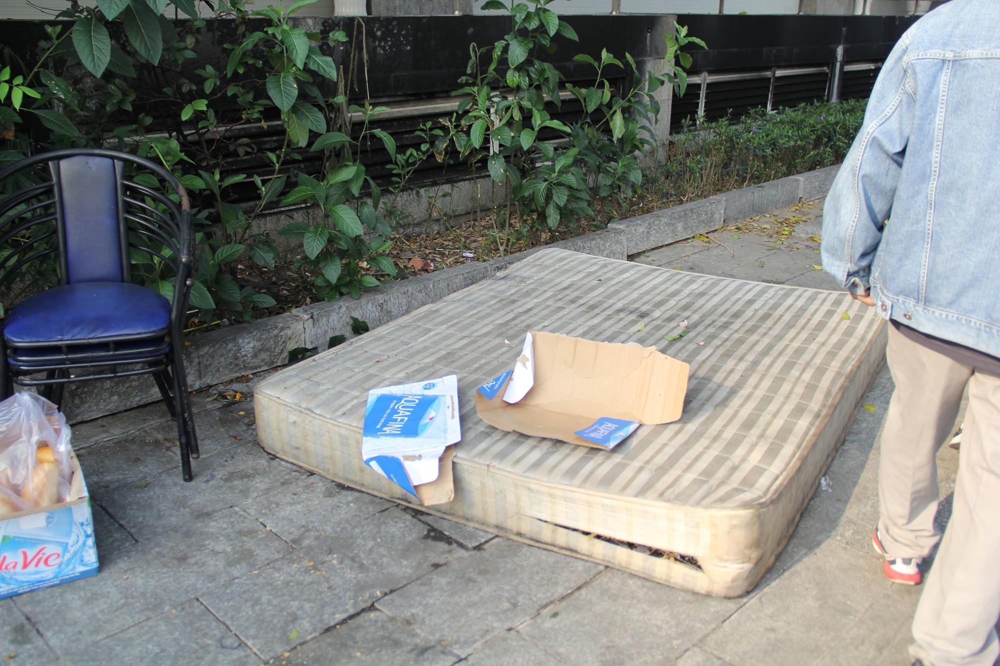 Ám ảnh những chiếc thang dây cháy đen, chăn và rèm cửa lủng lẳng tại hiện trường vụ cháy khiến 13 người thiệt mạng ở Sài Gòn