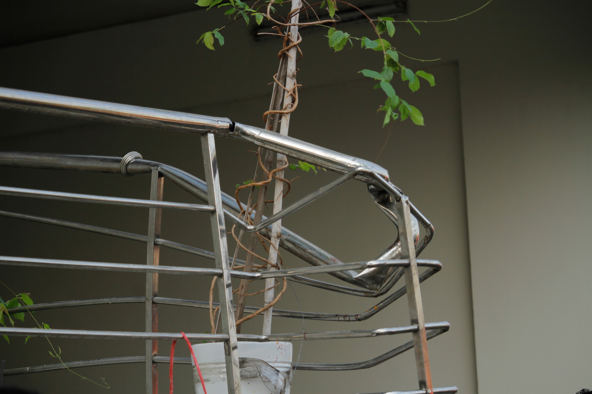 Ám ảnh những chiếc thang dây cháy đen, chăn và rèm cửa lủng lẳng tại hiện trường vụ cháy khiến 13 người thiệt mạng ở Sài Gòn