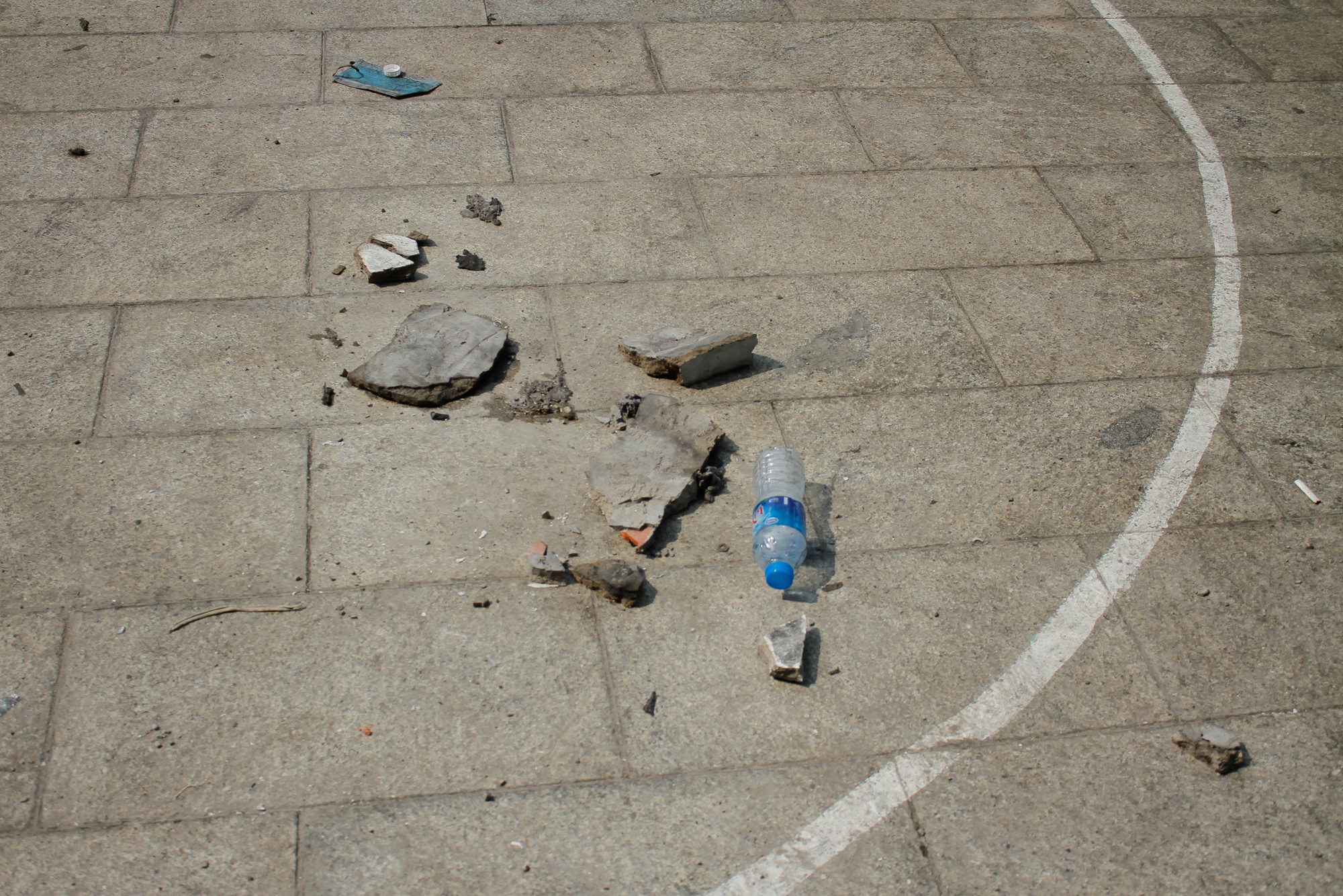 Ám ảnh những chiếc thang dây cháy đen, chăn và rèm cửa lủng lẳng tại hiện trường vụ cháy khiến 13 người thiệt mạng ở Sài Gòn