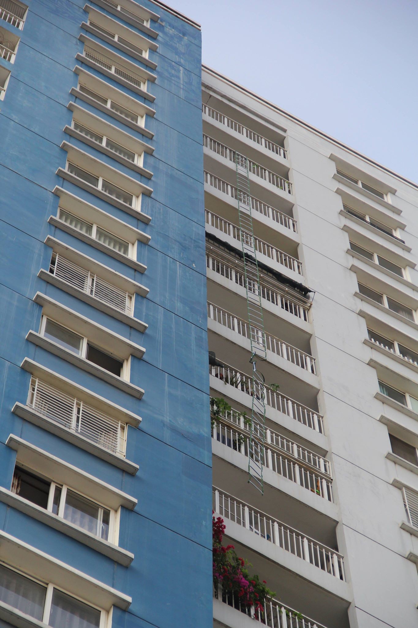 Ám ảnh những chiếc thang dây cháy đen, chăn và rèm cửa lủng lẳng tại hiện trường vụ cháy khiến 13 người thiệt mạng ở Sài Gòn